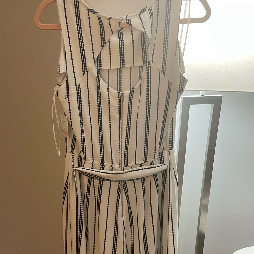 Danny & Nicole White Black Striped Wide Leg Cutout Back Jumpsuit NWT Size 10 - Picture 5 of 7